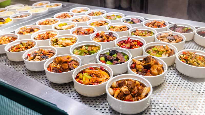 在采购过程中，要关注食品安全。以下是一些注意事项：